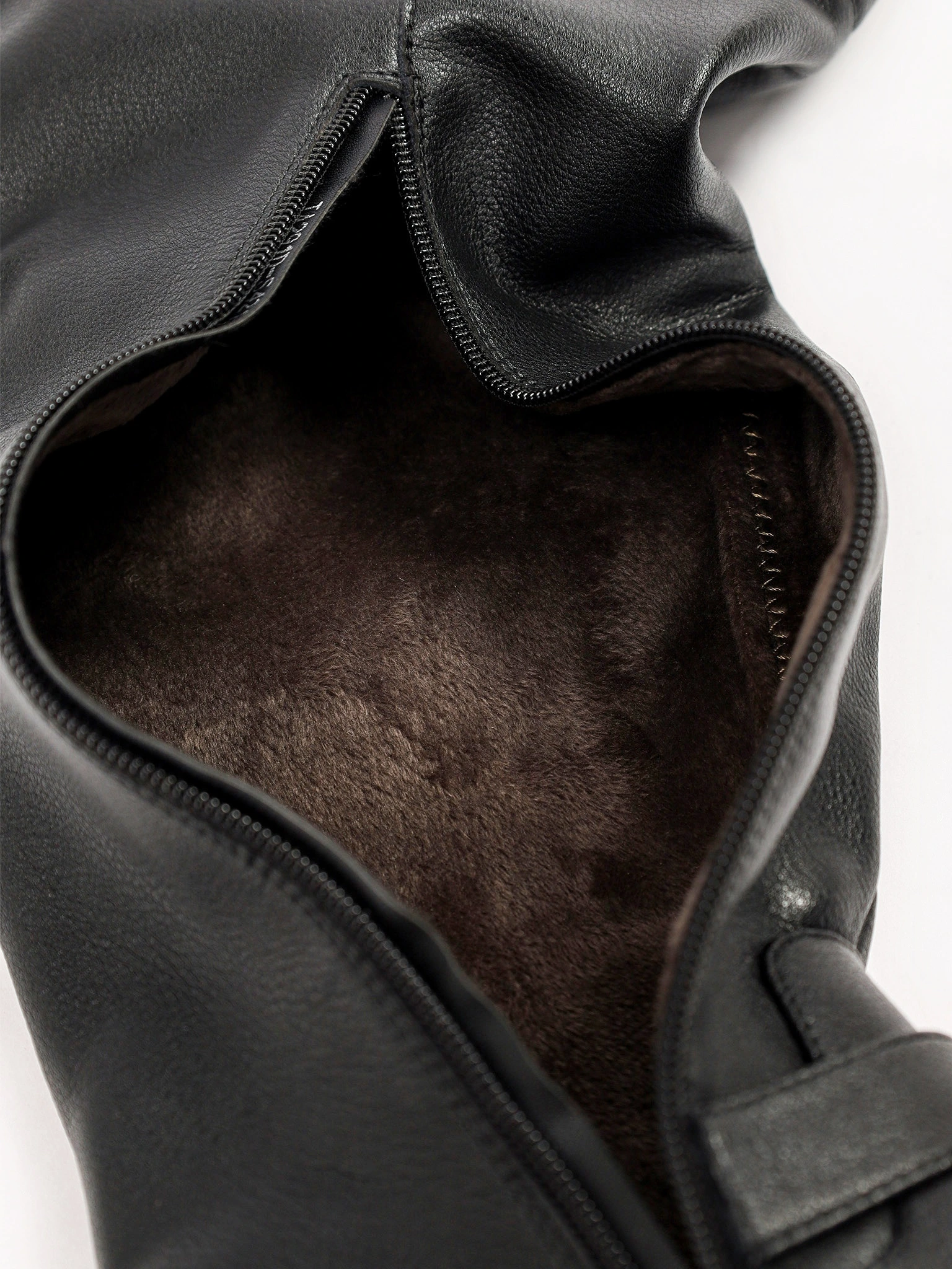 Ботфорты черного цвета на низком каблуке